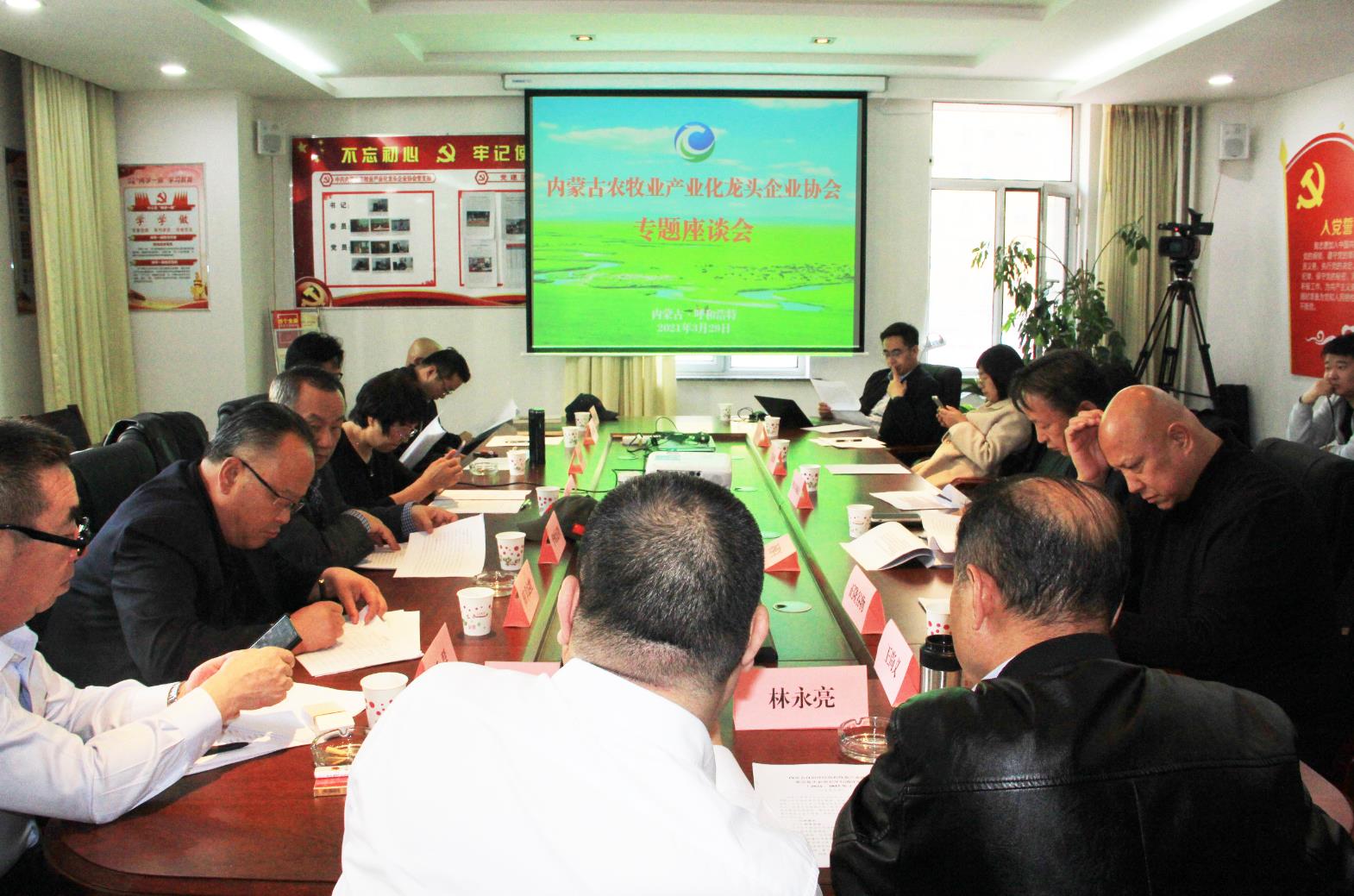 建言獻(xiàn)策，充分發(fā)揮協(xié)會(huì)的組織協(xié)調(diào)能力